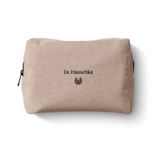 Dunkle altrosa Kosmetiktasche mit Schriftzug Dr. Hauschka Naturkosmetik