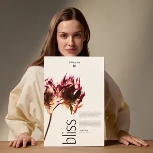 Atmosphärisches Bild einer Person, die den Adventskalender ‚bliss‘ von Dr. Hauschka Naturkosmetik hält