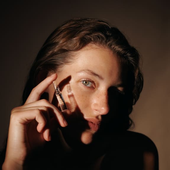 Atmosphärisches Bild einer Frau mit Dr. Hauschka Naturkosmetik-Ampulle