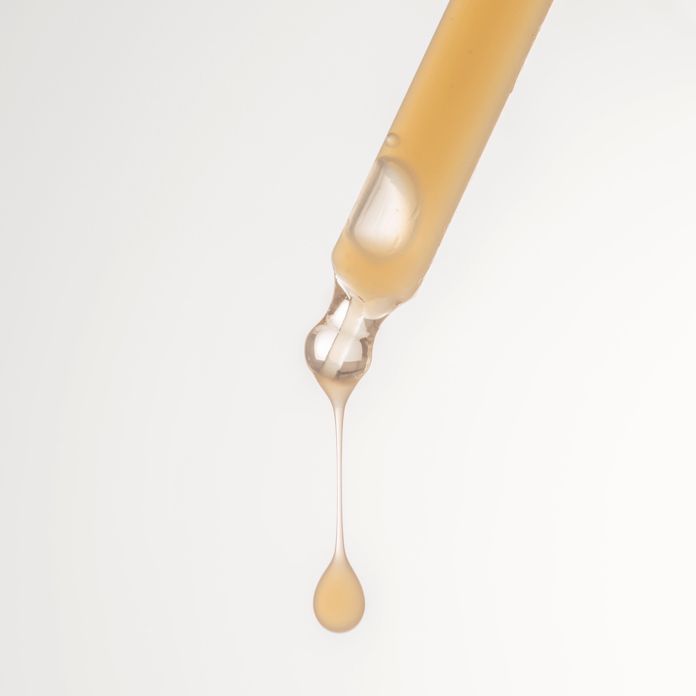 Dr. Hauschka Naturkosmetik Serumpipette mit goldfarbenem Serum