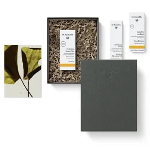 Dr. Hauschka Naturkosmetik Geschenkset mit Serum in offener Geschenkbox