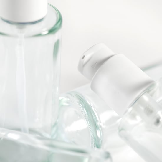 Glasflaschen mit weißem Pumpspender, Nahaufnahme