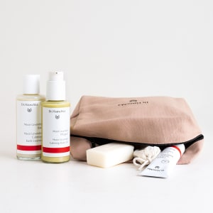 Moor Lavendel Pflegeset von Dr. Hauschka Naturkosmetik mit rosa Täschchen