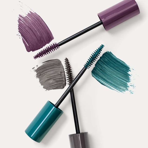 Mascara von Dr. Hauschka Naturkosmetik mit lila, grau und türkis Bürstenstrichen