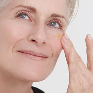 Augenserum für reife Haut: Dr. Hauschka Regeneration Intensiv Augenserum