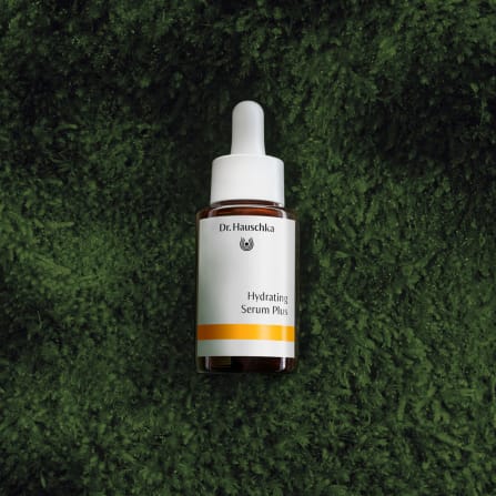 Hydrating Serum Plus von Dr. Hauschka Naturkosmetik in Braunglasflasche mit Pipette
