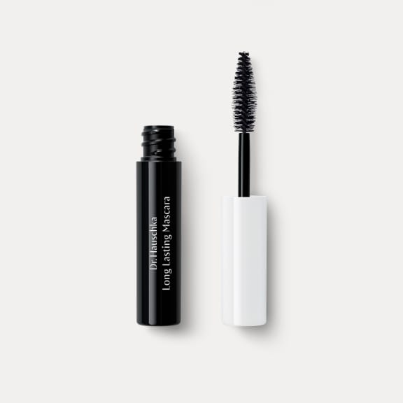 Long Lasting Mascara von Dr. Hauschka Naturkosmetik, offene schwarze Hülse und Bürste