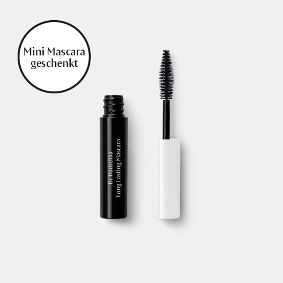 Long Lasting Mascara von Dr. Hauschka Naturkosmetik, schwarze Tube, offener Bürstenapplikator