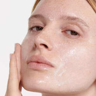 Reinigungsbalsam von Dr. Hauschka Naturkosmetik auf Gesicht aufgetragen