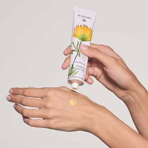 Dr. Hauschka Handcreme – Limited Edition zum Vorteilspreis: 50 % mehr Inhalt für intensive Pflege beanspruchter, trockener Hände.