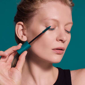 Grüne Mascara von Dr. Hauschka Naturkosmetik auf Wimpern aufgetragen