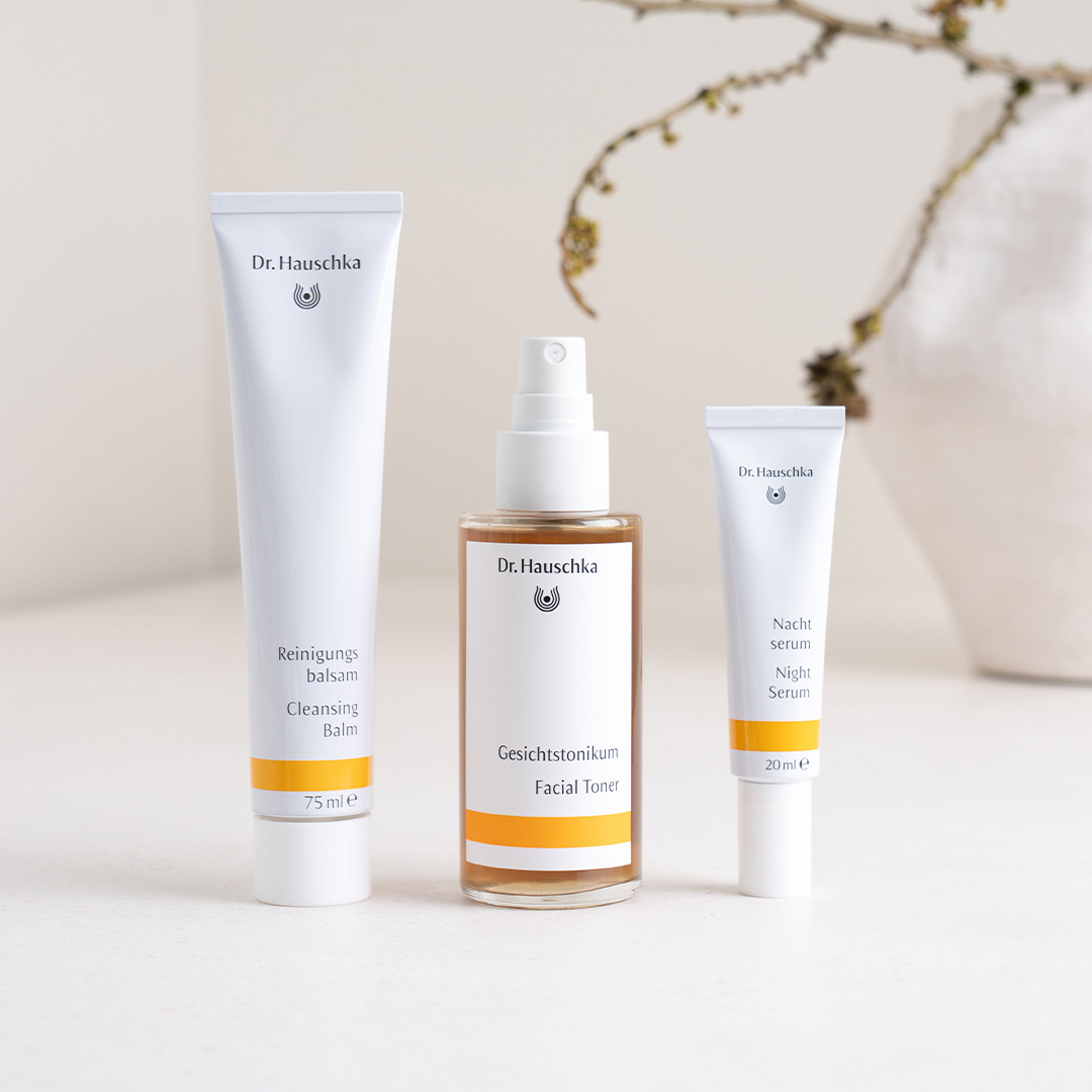 Reinigungsbalsam, Gesichtstonikum und Nachtserum von Dr. Hauschka Naturkosmetik