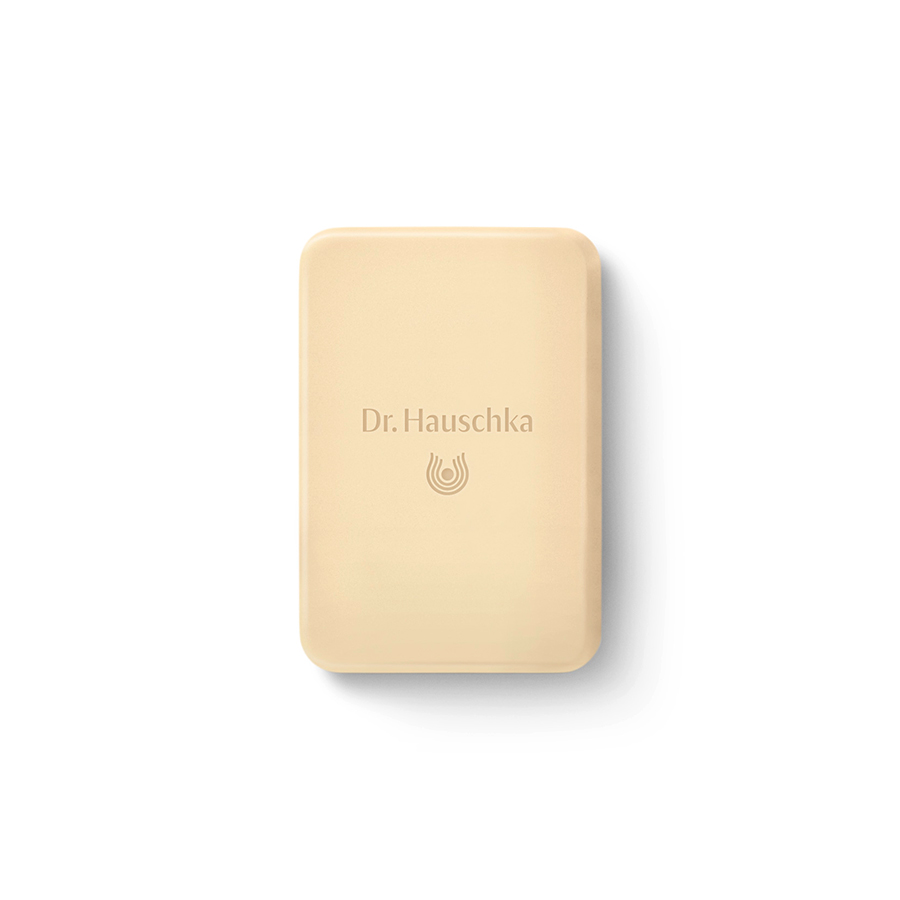 Beige Seife mit Text 'Dr. Hauschka' von Dr. Hauschka Naturkosmetik